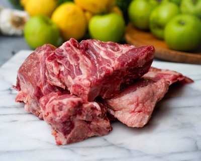 Свинина на кости охлаждённая 1 кг - купить в Шижне